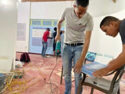 Trabajo de montaje de los nuevos paneles.